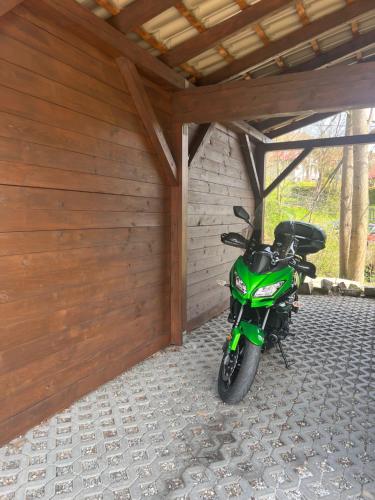 维斯瓦Przy Stoku i Potoku的停放在车库里的绿色摩托车