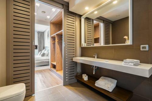 卡萨布兰卡Sublime Appart sur la Corniche , Luxueux et Vue sur Mer的一间带水槽、卫生间和镜子的浴室