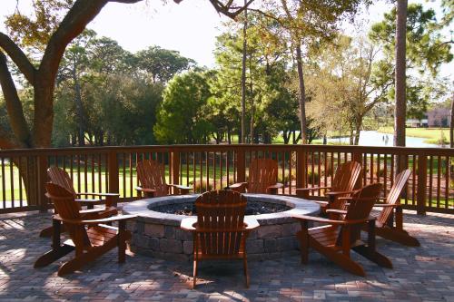 帕姆港Innisbrook Resort的庭院里设有一组椅子和一个火坑