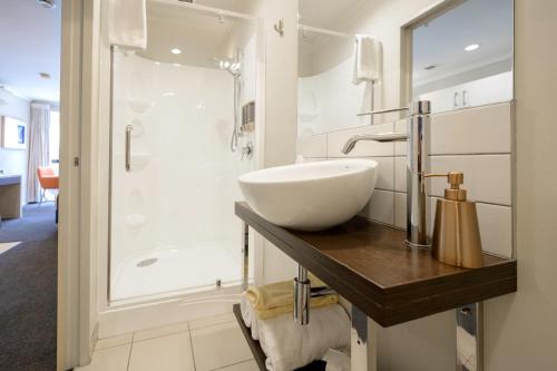 惠灵顿U Residence Hotel的一间带水槽和淋浴的浴室