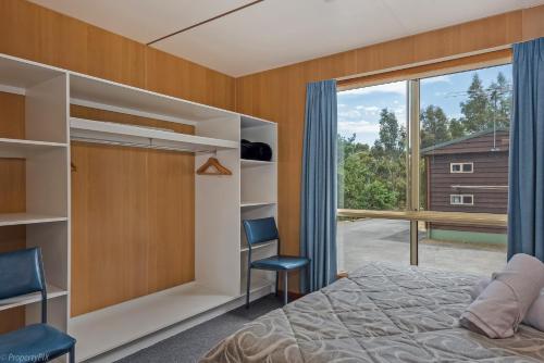 金斯顿霍巴特布什假日公园的一间卧室设有一张床和一个大窗户