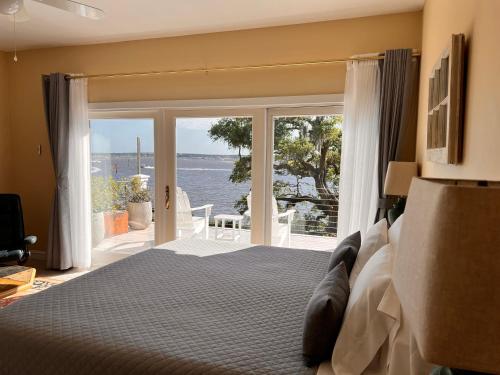 查尔斯顿Waterway的一间卧室配有一张床,享有海景