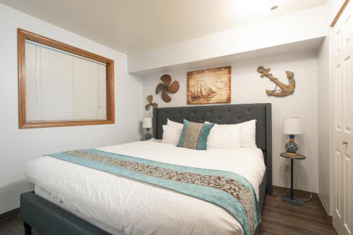 洋滨市Aurora at Nautilus - Pet Friendly Oceanfront Condo的卧室配有一张大白色床和窗户
