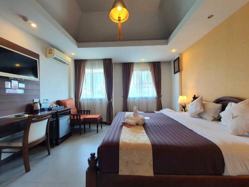 清迈Goldenbell Hotel Chiangmai的酒店客房,配有一张带泰迪熊的床