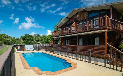 UranganSnapper Villa - Seaside的一座房子前面设有游泳池