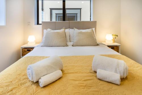 基督城Inner City Luxury 2 Bedroom 2 Bathroom的一间卧室配有一张带两个白色枕头的大床