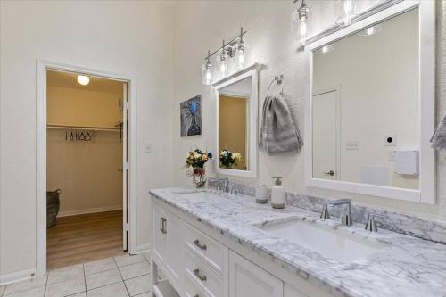 休斯顿LUCKY House - Tranquility in the Middle of Houston - TV in every room - 300 m2的白色的浴室设有水槽和镜子