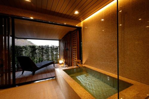 神户金山酒店的游泳池,位于带椅子的房子里