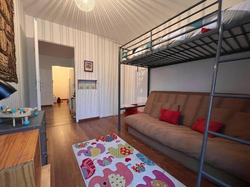 马西Spacious & cosy flat的带沙发和双层床的客厅