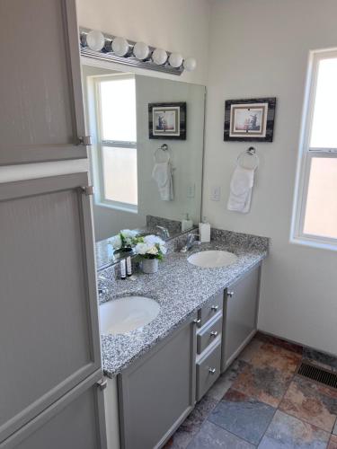 拉斯克鲁塞斯Spacious, comfortable & relaxing home 4的浴室设有2个水槽和镜子
