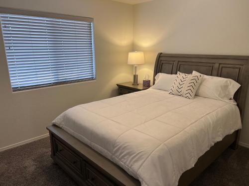 拉斯克鲁塞斯Spacious, comfortable & relaxing home 4的卧室配有一张大白色床和窗户