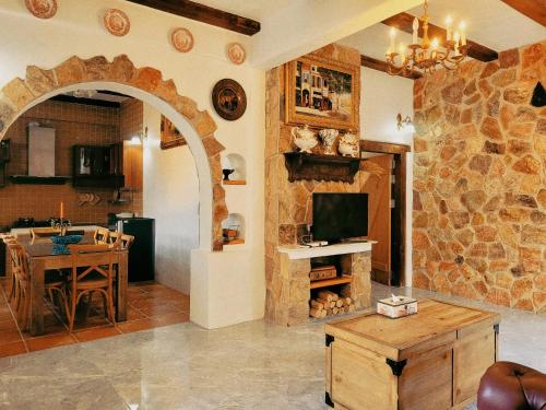梭桃邑芭堤雅瑞士酒店的一间厨房和带石墙的用餐室