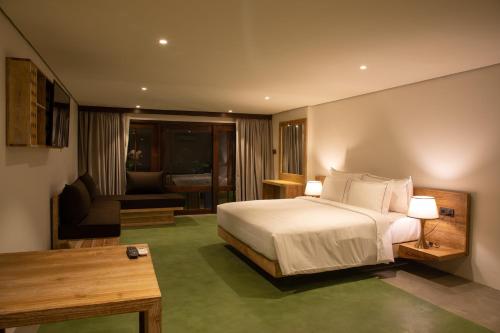 康提Lake Avenue Hotel Kandy的酒店客房,配有床和沙发