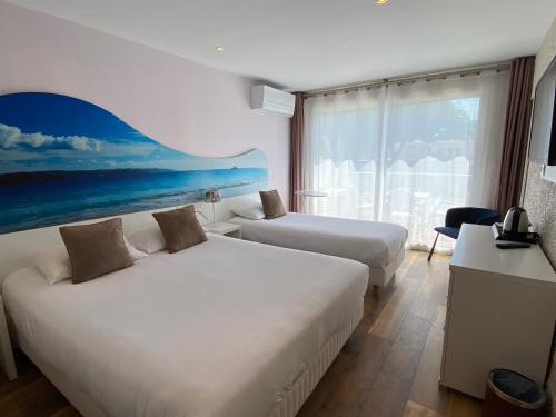 拉格朗德默特欧洲酒店的酒店客房设有两张床和大窗户。