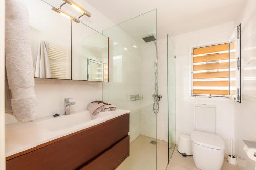 卡拉米洛Ca Na Aina的一间带水槽、卫生间和淋浴的浴室