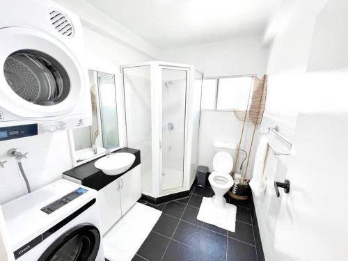 苏瓦Gladstone Gem 3 - Suva CBD 2bd Apt的白色的浴室设有卫生间和水槽。