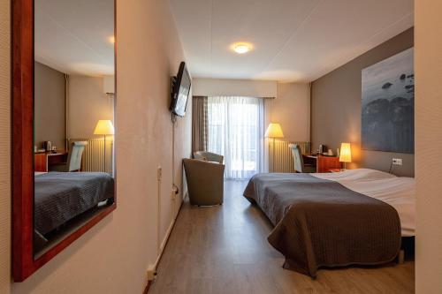 德瓦尔丽贝卡啤酒屋酒店的酒店客房配有两张床和一张书桌