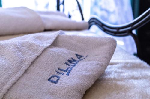 阿尔卡萨狄里娜公寓酒店的床上挂着一幅带字邮件的毯子