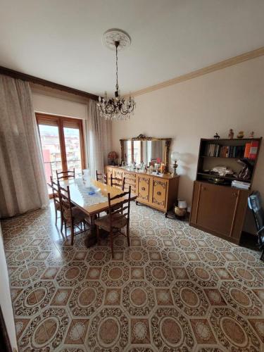 阿韦利诺Avellino residence centralissimo的一间带桌椅的用餐室和一间厨房