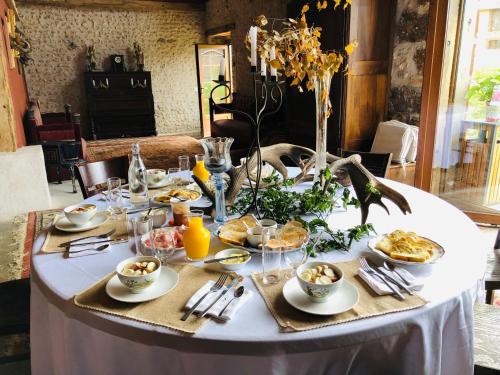 La ChapelotteBulle Elevage Girbal的一张桌子,上面有白色的桌布,上面有食物