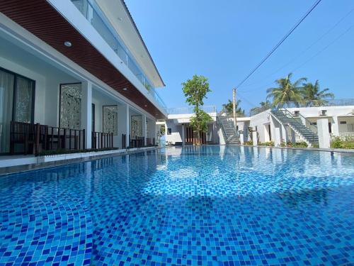富国West Life Bungalow Phu Quoc的蓝色瓷砖度假村的游泳池