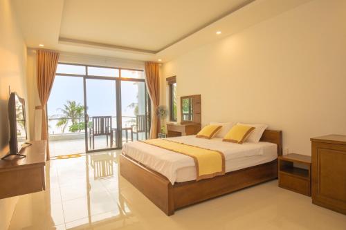 富国West Life Bungalow Phu Quoc的一间卧室设有一张床和一个阳台