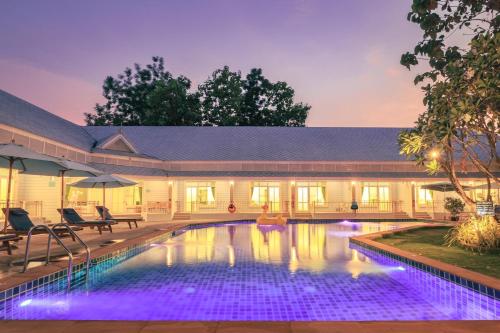 北碧暹罗河塔巴提姆克崴度假酒店的一座房子里带紫色灯的游泳池