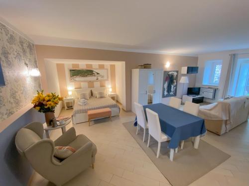 马西亚娜马里纳Apartment Rotone的一间带蓝色桌子的客厅和一间卧室