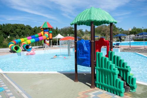索托马里纳Camping Atlanta & Mediterraneo Family Village的一个带水上滑梯的水上公园的游泳池