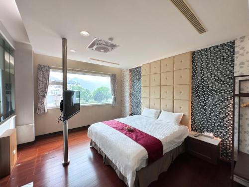 白河俪泉温泉馆的一间卧室配有一张床和一台电视。