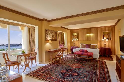 卢克索Steigenberger Resort Achti的酒店客房带一张床、一张桌子和椅子