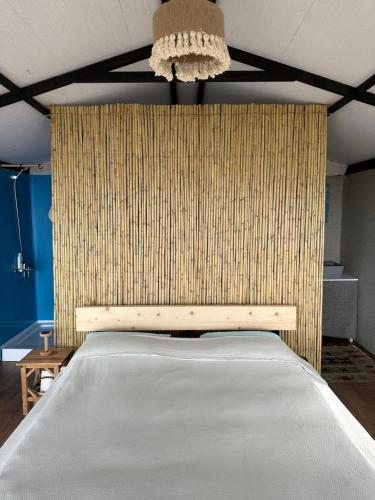 博德鲁姆Mandra - Nature Living的卧室配有一张白色大床和吊灯。