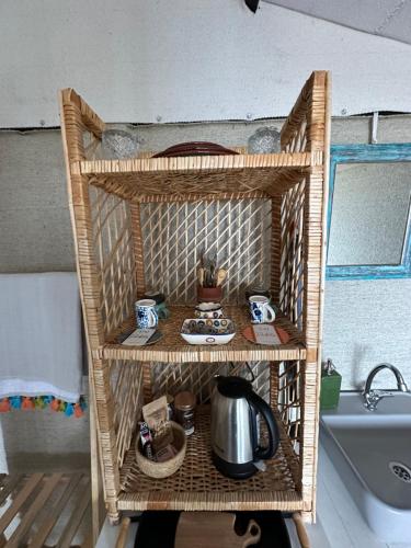 博德鲁姆Mandra - Nature Living的柳条架上放有茶壶