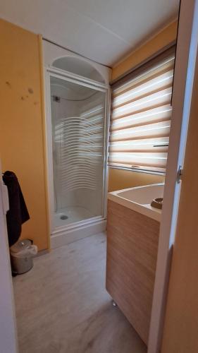 科尔特Muntagn' home的一间带浴缸和淋浴的浴室,并设有一个窗户