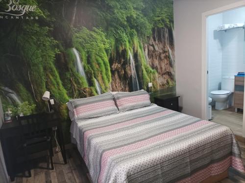 托莱多Hostal El Bosque Encantado Toledo的卧室配有一张壁挂瀑布壁画的床。