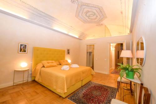 比萨LA CASA DI MONIC的一间卧室设有黄色的床和天花板