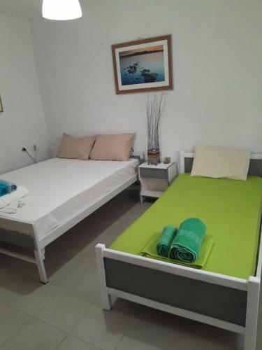奥林匹亚达argiri appartments的绿白色客房内的两张床