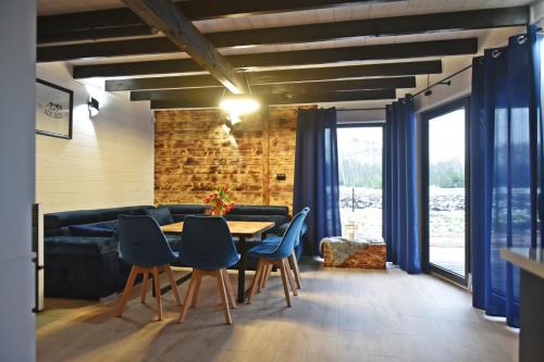 Nowe MiastoAle Jazz的一间带桌子和蓝色椅子的用餐室