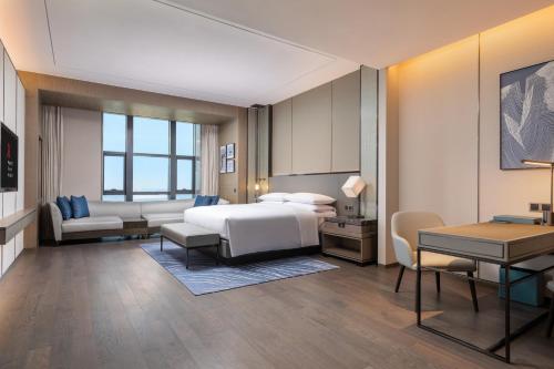 佛山佛山万豪酒店的配有一张床和一张书桌的酒店客房