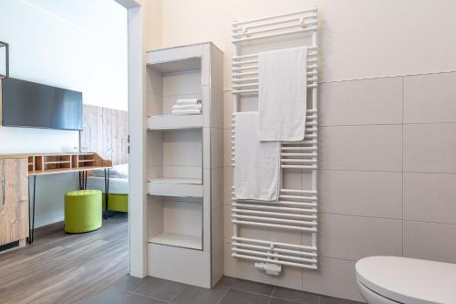 于特博格Hotel Fuchsbau Jüterbog的一间带白色毛巾和卫生间的浴室