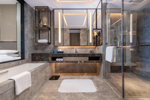 佛山佛山万豪酒店的一间带浴缸和淋浴的浴室