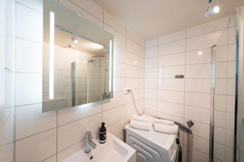 特罗姆瑟TA Seminarbakken City Studio的一间带卫生间、水槽和镜子的浴室