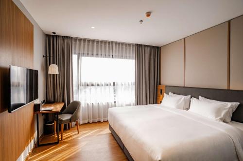 曼谷Best Western Chatuchak的酒店客房设有一张大床和一台电视。