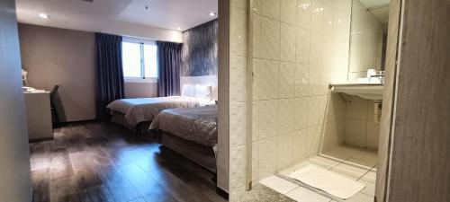 台中市博奇大饭店的酒店客房配有一张床和淋浴