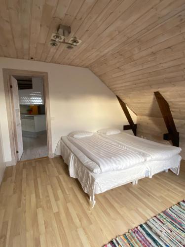 维斯比博根别墅酒店的木天花板的客房内的一张床位