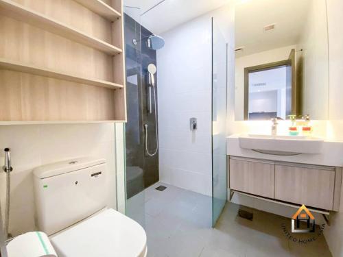 新山Suasana Residence JB City Lifestyle Suites by NEO的浴室配有卫生间、盥洗盆和淋浴。