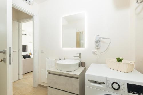 圣玛丽亚纳瓦雷Melania Holidays Home - Sole Incantatore的白色的浴室设有水槽和镜子