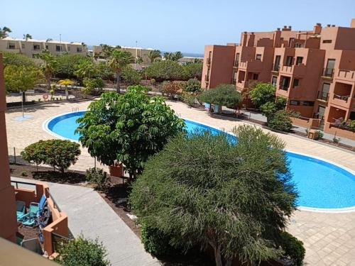 厄尔梅达诺Apartamento con vistas的享有度假村游泳池的顶部景致
