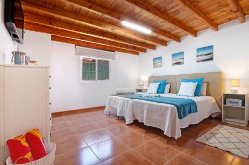TuinejeCasa Valentina的一间卧室配有一张带蓝色枕头的大床