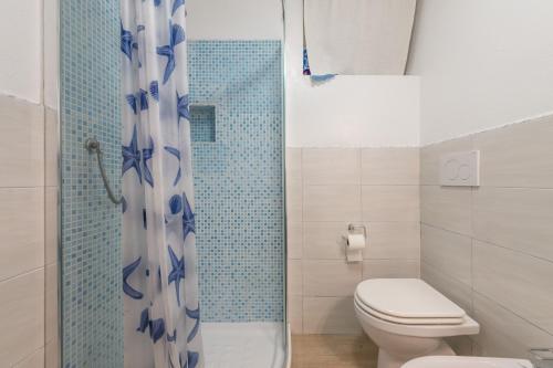 维拉西米乌斯Porto Luna的一间带卫生间和淋浴的浴室